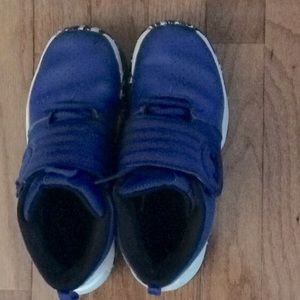 Boys Under Armour Tennis Shoes size 4 1/2